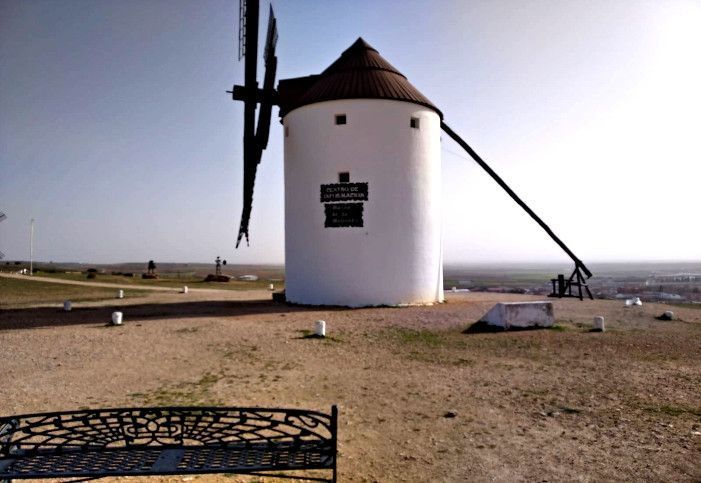 molino-de-viento-mota-del-cuervo