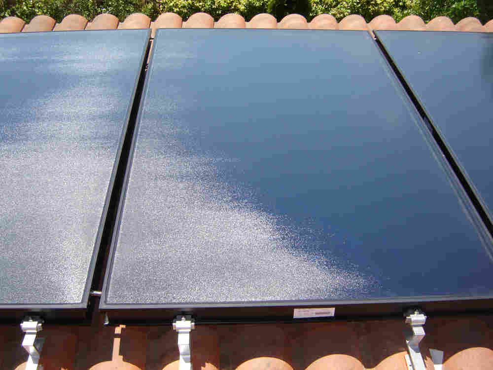 Instalación de energía solar para calentamiento de piscina en Robledo de Chavela