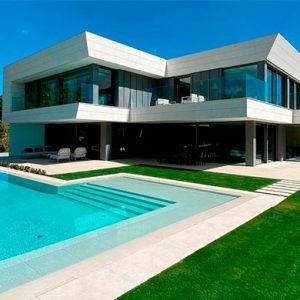 Sistema de geotermia combinado con autoconsumo solar y baterías en vivienda unifamiliar con piscina