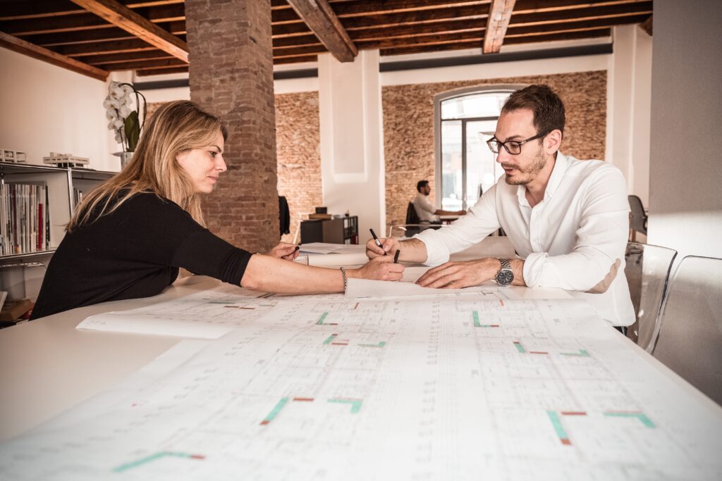 equipo trabajando certificado de ahorro energético